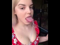 Hot Blondine mit langer Zunge hot blondine mit langer zunge