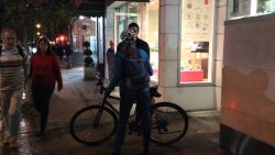 Hundehalter und Fahrradfahrerin geraden aneinander hundehalter und fahrradfahrerin