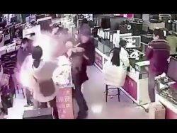 In einen Handyakku beißen in einen handyakku beissen