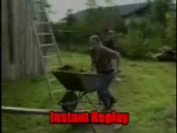 inhalt der schubkarre faellt auf