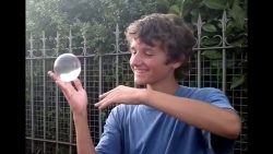 jonglage mit einer glaskugel