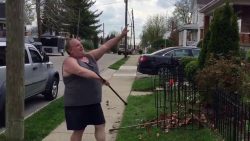 jonglieren bei der gartenarbeit