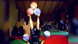 jonglieren mit den fuessen