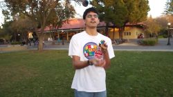 jonglieren mit einem zauberwuerf