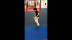 junge beim akrobatiktraining