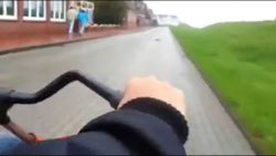 junge faellt in scheisse