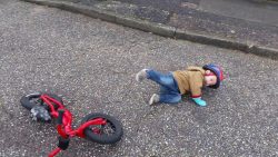 Junge hat einen dramatischen Fahrradunfall junge hat einen dramatischen fah