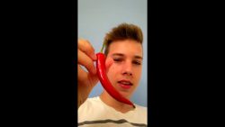 junge isst scharfe chilli