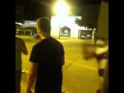 Junge rennt gegen Schild junge rennt gegen schild