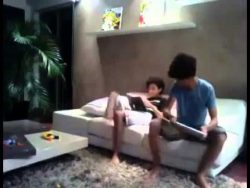 junge schlaegt anderen jungen mi