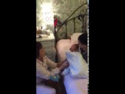 junge schmeisst baby aufs bett