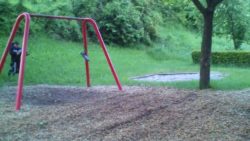 junge springt von schaukel und f