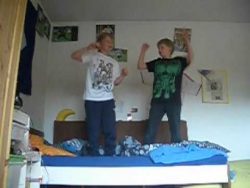 jungs haben langeweile und tanze