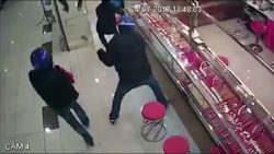 juwelierdieb scheitert an der gl