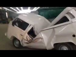 kaputtes auto faehrt und faehrt