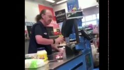 Kassierer arbeitet im Schneckentempo kassierer arbeitet im schneckent