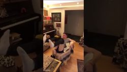 katze geht durch stinkendes feue