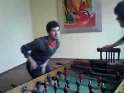 kicker trifft in die eier im jug