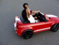 Kind driftet mit seinem Auto kind driftet mit seinem auto