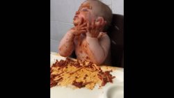 Kind isst im Halbschlaf Spaghetti kind isst im halbschlaf spaghett