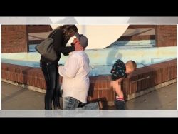 kind pinkelt waehrend heiratsant