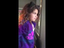 kind verschenkt sein essen an ei