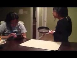 kind wirft mutter eier ins gesic