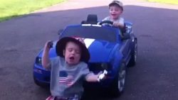 kinder auf spielzeugautos