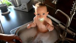 kinder baden im spuelbecken
