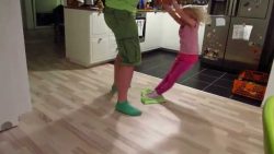 kinder helfen beim hausputz mit