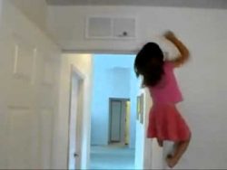 kinder klettern tuerrahmen rauf