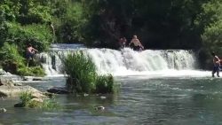 Kinder Spielen am Wasserfall kinder spielen am wasserfall