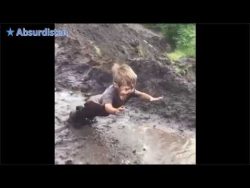 kinder spielen im schlamm