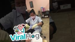 Kitzliger Mann bei der Fußpflege kitzliger mann bei der fusspfleg