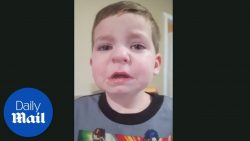 kleiner junge hat lego in der na