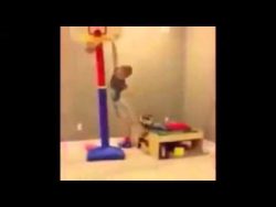 kleiner junge macht einen korb