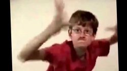 kleiner junge tanzt voll ab