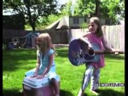 Kleiner Junge überfährt zwei Mädchen kleiner junge ueberfaehrt zwei m