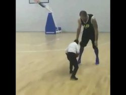 Kleiner Mann haut großen Mann kleiner mann haut grossen mann