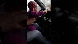 Kleines Kind fährt Auto auf der Straße kleines kind faehrt auto auf der