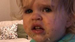 Kleines Kind isst zum ersten mal Wasabi kleines kind isst zum ersten mal