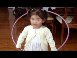 Kleines Mädchen macht Hula Hoop kleines maedchen macht hula hoop