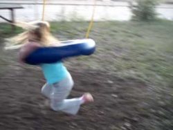 kleines maedchen mit drehwurm au