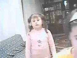 kleines maedchen schlaegt grosse