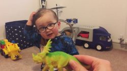 kleinkind ist ein dinosaurier