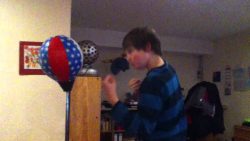 Kung Fu Boxer schlägt sich selbst KO kung fu boxer schlaegt sich selb