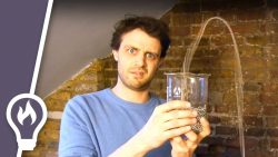 lange perlenkette faellt aus ein