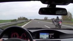 lebensmuede biker auf der autoba