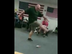 lehrer schiesst flasche in muell