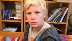 leo schneidet seiner kleinen sch